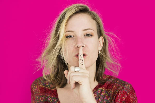 Vrouw die zwijgteken toont — Stockfoto