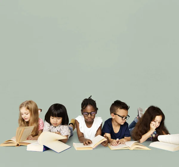 Niños leyendo libros — Foto de Stock