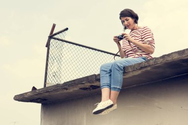 Kadın Gezgin fotoğraf makinesi ile