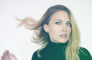 Güzel Sarışın Kadın