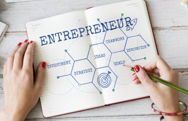 kadın not defterinde yazılı