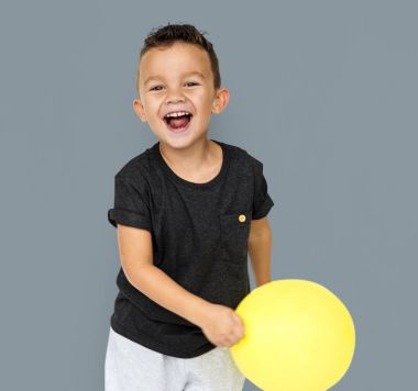 Sarı balon ile küçük çocuk