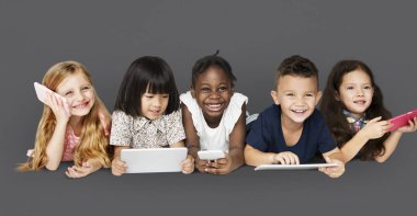 Elektronik cihazlar kullanarak çocuklar