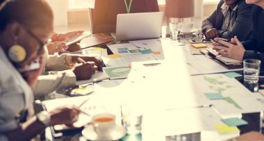 İnsanlar Uluslararası Konferansı'nda tartışıyor