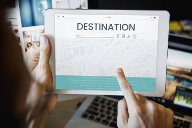 Dijital tablet kullanan adam