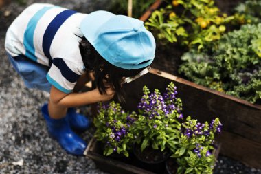 Büyüteç'i okuyan çocuk kullanıyor