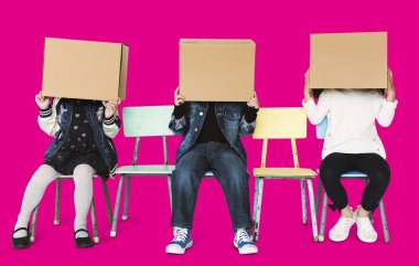 çocuklar kafaları kutuları ile kaplama 