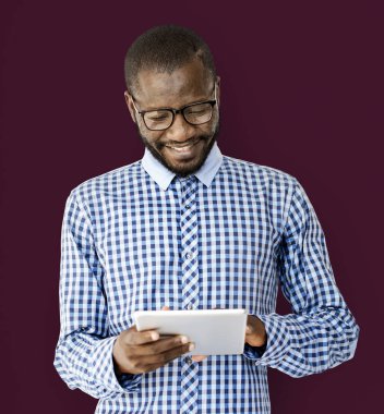 adam gözlüklü tablet kullanma