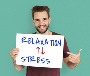 Sakallı afişini tutar 