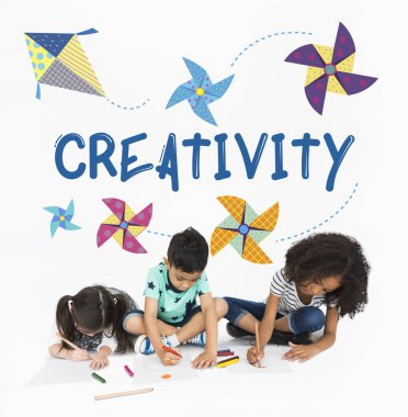 katta oturan ve çizim çocuklar