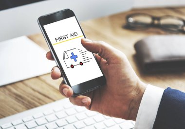 Akıllı telefon kullanan iş adamı