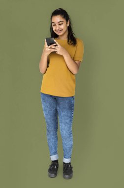 Akıllı telefon kullanan kadın 