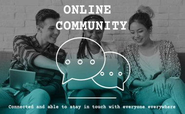 Arkadaşlar dijital cihazlar kullanarak 