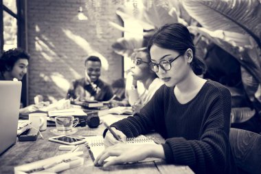 çok ırklı öğrenciler beyin fırtınası