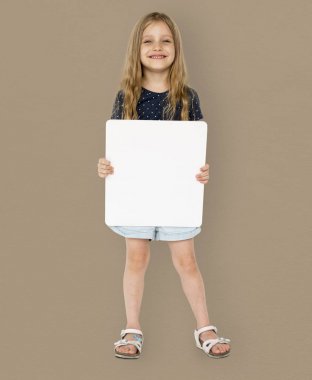 Boş pankart tutan kız