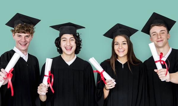 Estudiantes con diploma — Foto de Stock