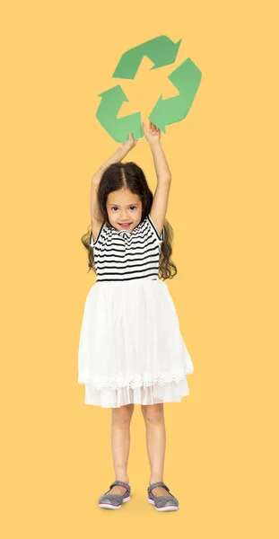 Mädchen mit Recycling-Symbol — Stockfoto