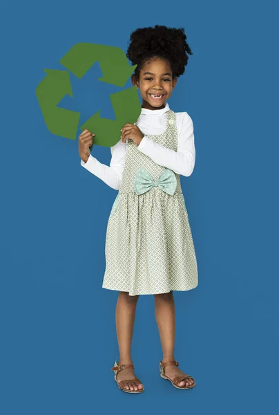 Menina segurando sinal de reciclagem — Fotografia de Stock