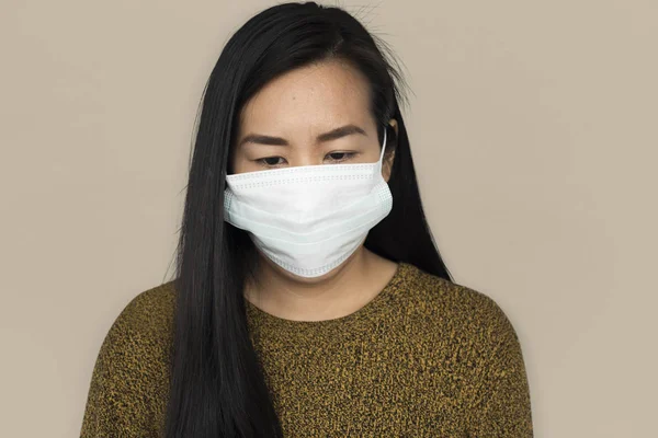 Wanita Asia sakit dengan topeng — Stok Foto