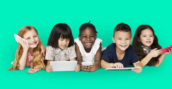 Crianças usando dispositivos eletrônicos — Fotografia de Stock