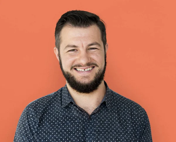 sakallı adam gülümsüyor