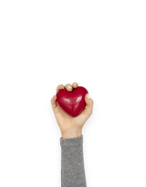 Handen håller röda hjärtat leksak — Stockfoto