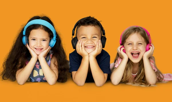 Dzieci Listeingn do muzyki w słuchawkach — Zdjęcie stockowe