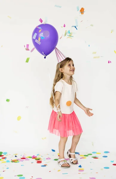Meisje in feest hoed met ballon — Stockfoto