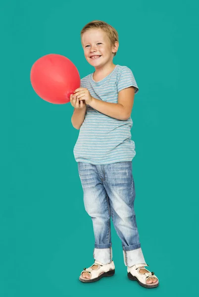 Pojke anläggning ballong — Stockfoto