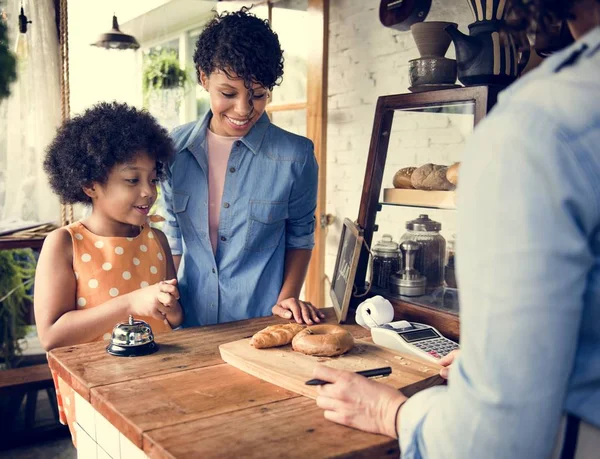 Niña africana con madre en panadería —  Fotos de Stock