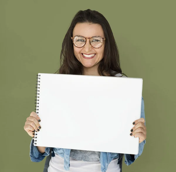 Sorrindo mulher segurando em branco Placard — Fotografia de Stock