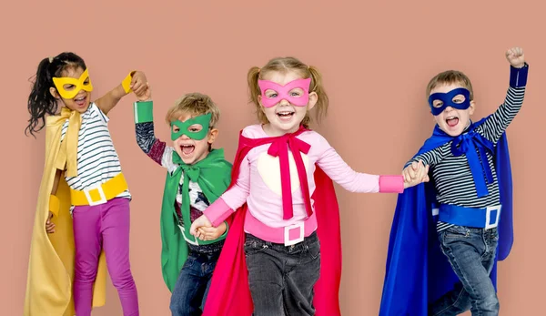 Boldog gyermekek, a szuperhős-jelmezek — Stock Fotó