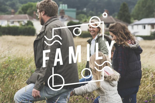 Grande famiglia a piedi nel campo — Foto Stock