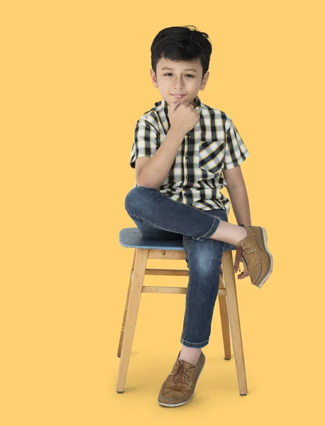 Niño sentado en la silla — Foto de Stock