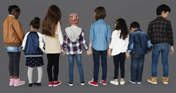 Diversité enfants debout en studio — Photo