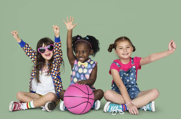 Filles assises sur le sol avec ballon de basket — Photo