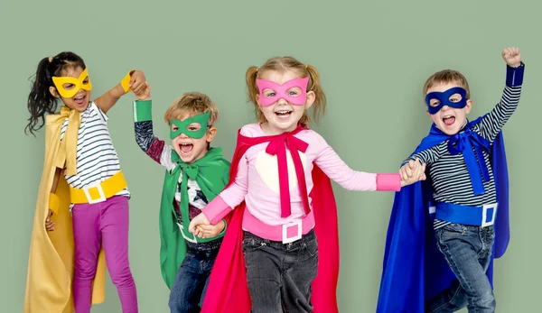 Anak-anak bahagia dengan kostum Superhero — Stok Foto