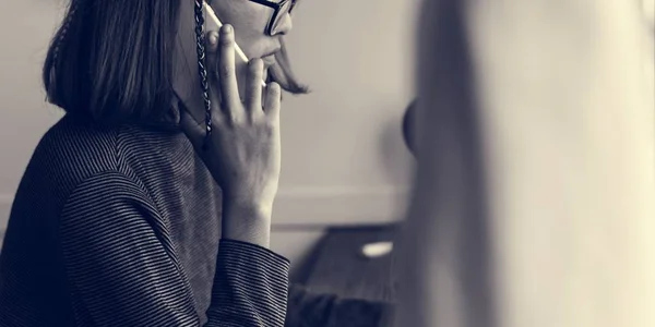 Mujer hablando en Smartphone — Foto de Stock