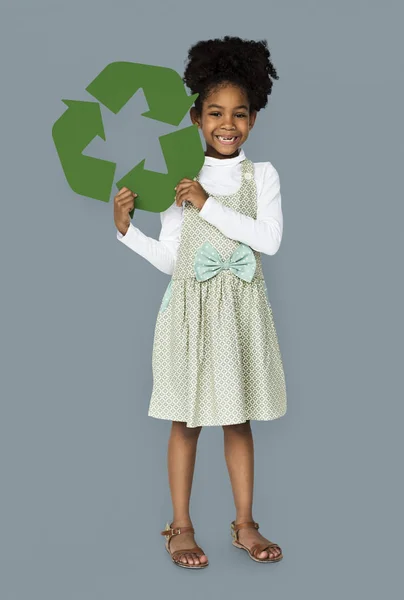 Dziewczynka gospodarstwa znak recyklingu — Zdjęcie stockowe