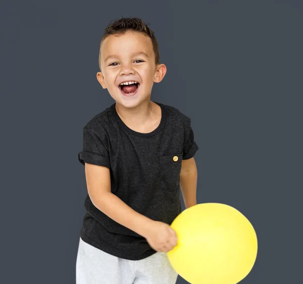 Niño pequeño con globo amarillo —  Fotos de Stock