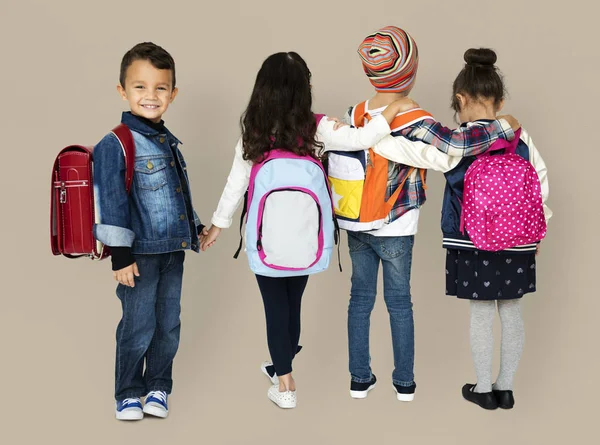 Crianças da escola com mochilas — Fotografia de Stock