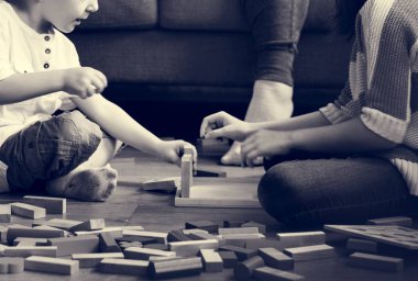 Oyun oyuncak bloklarla çocuklar