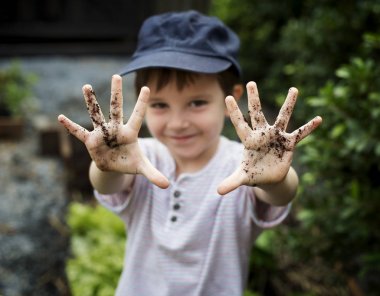 Çocuk boy bir bahçe içinde