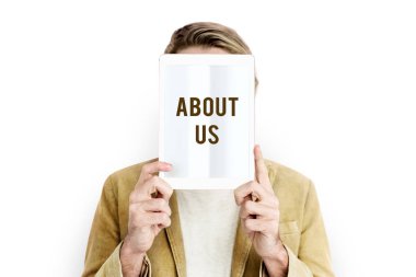 Dijital tablet kapsayan yüz tutan adam