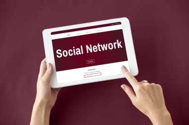 kişi holding dijital tablet