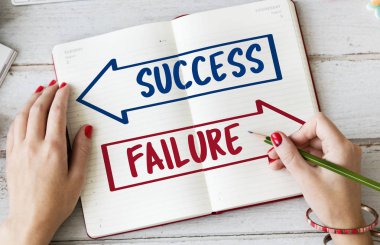 kadın not defterinde yazılı