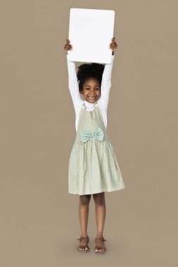Boş pankart tutan kız