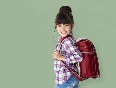 esmer liseli kız sırt çantası ile