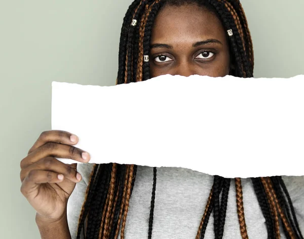 Menina está segurando um papel em branco — Fotografia de Stock