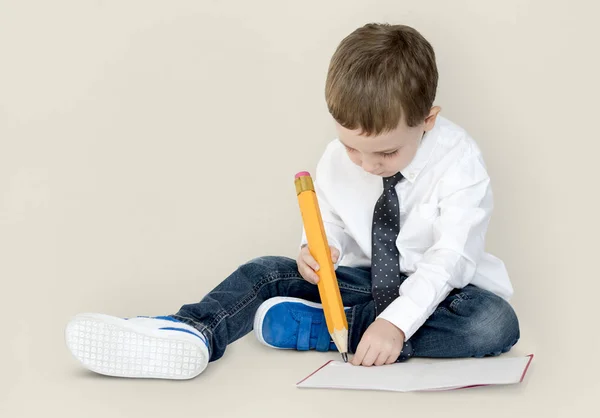 小さな男の子の大きな鉛筆で書く — ストック写真